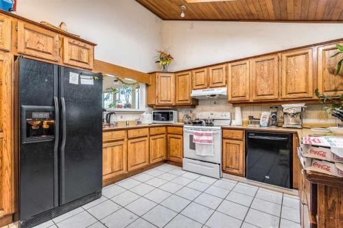 Stylish Cozy Deluxe Room in Surrey- Central Location Close to Amenities in Surrey, Canada