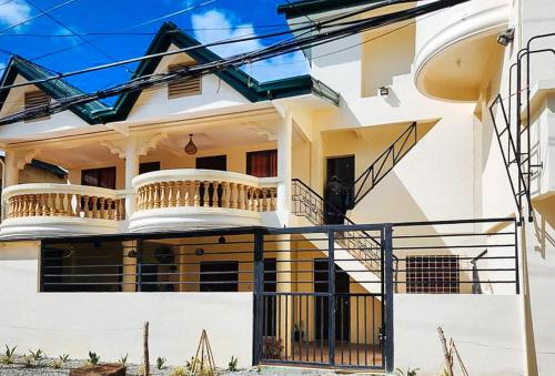 RedDoorz @ The Central Inn Boracay Island