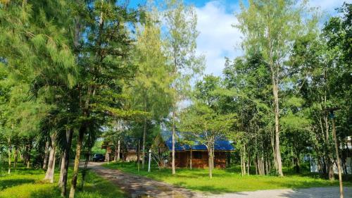 The Golden View Resort Suan Phueng - 정원