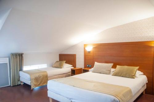 1 queen bed, 2 twin beds