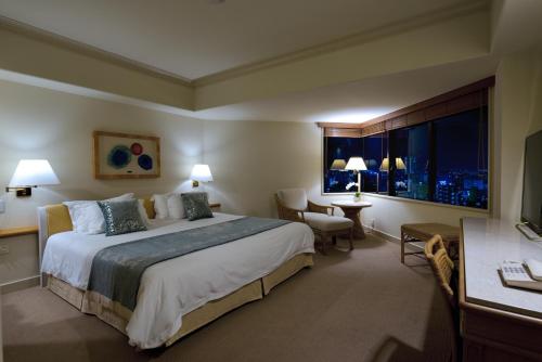 Club King Room with Lounge Access - Non-Smoking image 2
