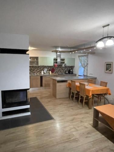 Hájovna Bukovec (Hajovna Bukovec) in Bela Pod Bezdezem