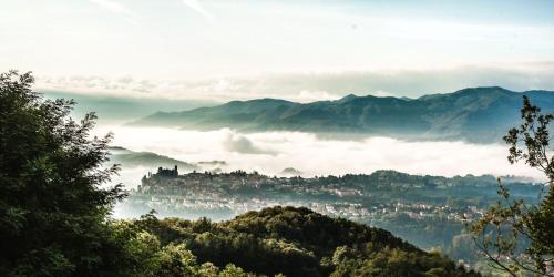 ISA-Hotel surrounded by greenery in Barga, breakfast included in Barga