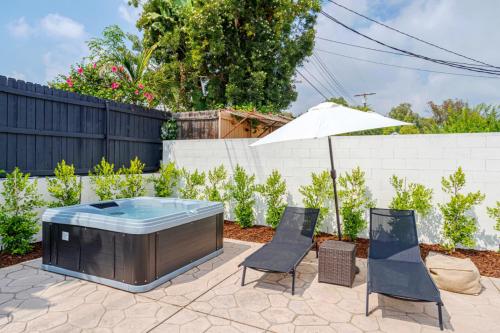 Balcony/terrace, Elegant Guest unit Universal sleeps 6 hot tub in Sherman Oaks