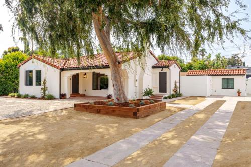 Elegant Guest unit Universal sleeps 6 hot tub in Los Angeles, USA