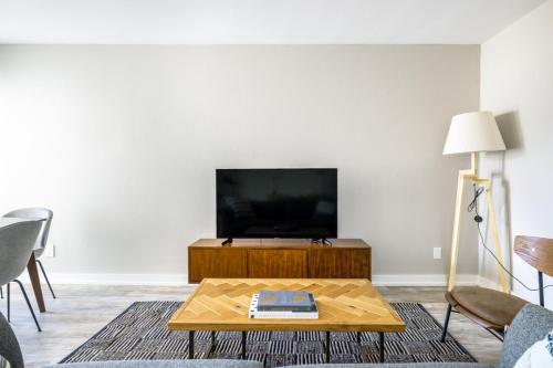 Redondo Beach 1BR w Pool Gym nr Beach LAX-398 in Redondo Beach, USA