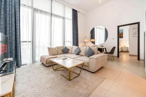 FAM Living - 1BR Home in Downtowm Views - main image