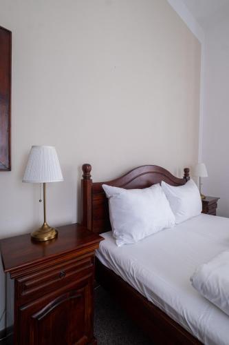 1 queen bed, 1 twin bed