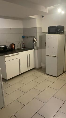 Single Room with Shared Bathroom - Basement