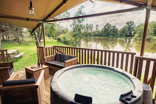 Tente lodge insolite Jacuzzi privatif en pleine nature gîte à louer Les Communes