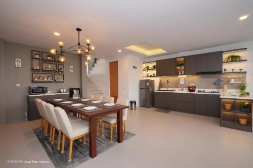 Kitchen, Villa Wezu Dago Village Bandung in Dago Atas