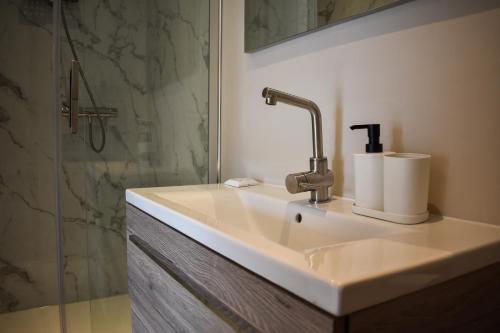 Fürdőszoba, Stijlvol appartement 'Moto' in centrum Franeker. in Franeker