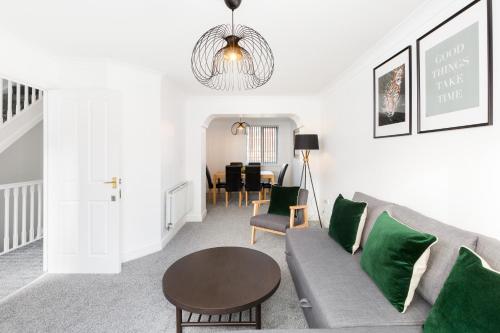 Newly Renovated - 4 Bedroom Anchor House - Close to JQ, Birmingham City Centre - Groups & Contractor