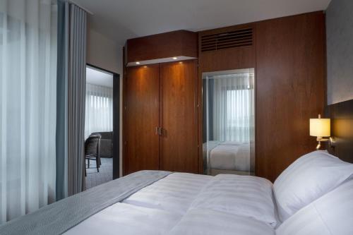 1 king bed, 1 twin bed