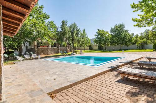 Villa OINOI with Pool for Luxury Vacation and Events