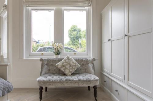 4-Bed Flat in West London Sleeps 8 8 min to Tube, Londra (foto 6)