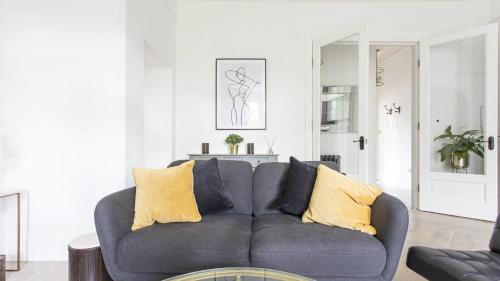 Stunning 4-Bed Property in London-Parking & Garden - image 13