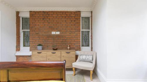 Stunning 4-Bed Property in London-Parking & Garden - image 8