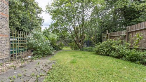 4-Bed Flat in West London Sleeps 8 8 min to Tube, Londra (foto 10)