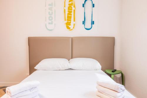 1 queen bed, 2 bunk beds