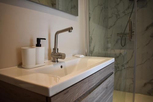 Fürdőszoba, Sfeervol appartement 'Le Boulanger' in Franeker. in Franeker