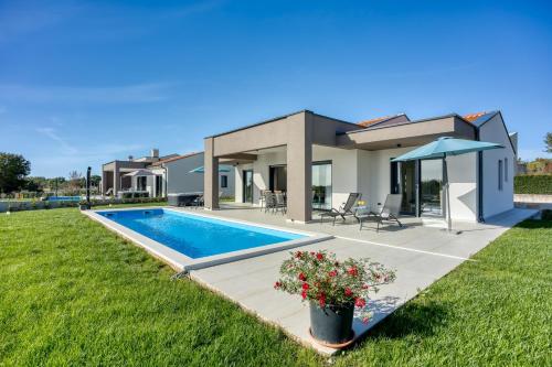 Villa Tetiana - Pool and Whirlpool - Accommodation - Vošteni