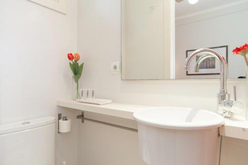 Three-Bedroom Apartment A - Aragó 423  image 10
