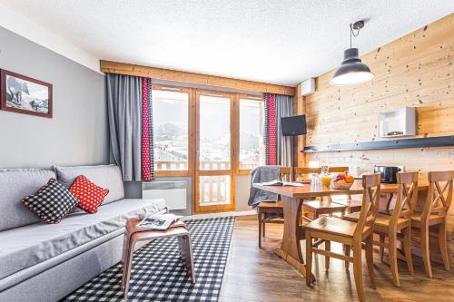 One-Bedroom Apartment with Sleeping Alcove and Mountain View (6 People) - South Side