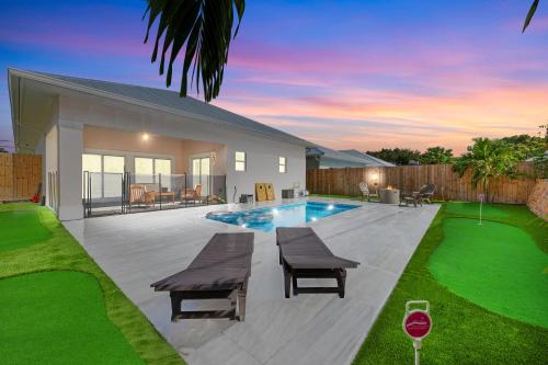 New Build- Mini Golf Course-Heated Saltwater Pool-Game Room in Jensen Beach, USA