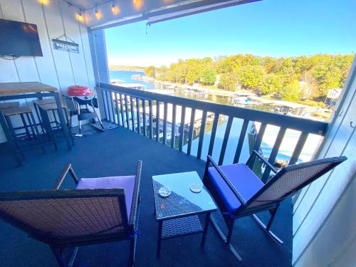 F Lakefront! Remodeled, Sleeps 4, Boat Slip, Patio, WiFi, Cable, Pool