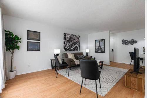 1BR with Balcony Newly Renovated Downtown