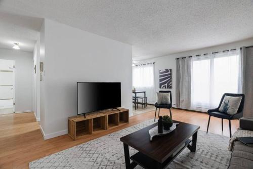 1BR with Balcony Newly Renovated Downtown