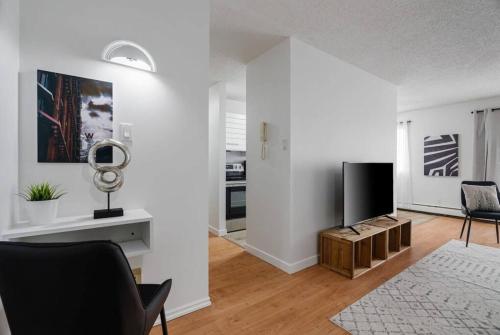 1BR with Balcony Newly Renovated Downtown