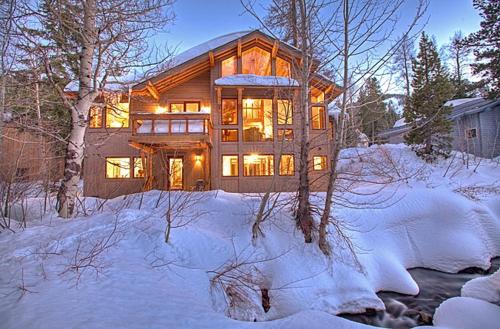 Creek Side- 4 Primary Suites, Hot Tub, Shuttle to Slopes, Pet Friendly in Alpine Meadows (CA)