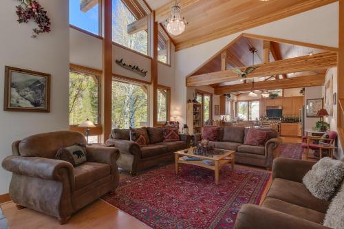 Creek Side- 4 Primary Suites, Hot Tub, Shuttle to Slopes, Pet Friendly in Alpine Meadows (CA)