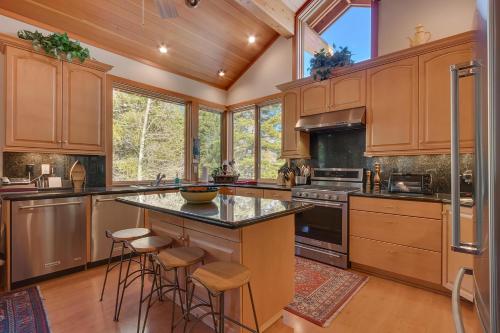 Creek Side- 4 Primary Suites, Hot Tub, Shuttle to Slopes, Pet Friendly in Alpine Meadows (CA)