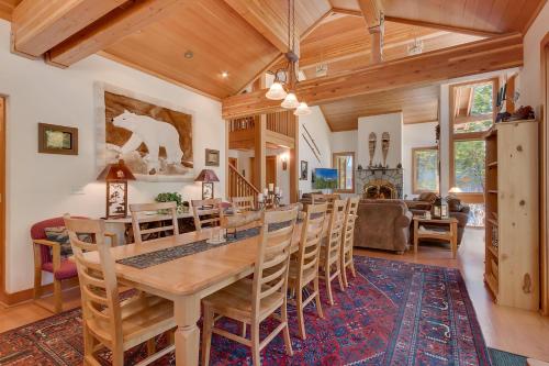 Creek Side- 4 Primary Suites, Hot Tub, Shuttle to Slopes, Pet Friendly in Alpine Meadows (CA)