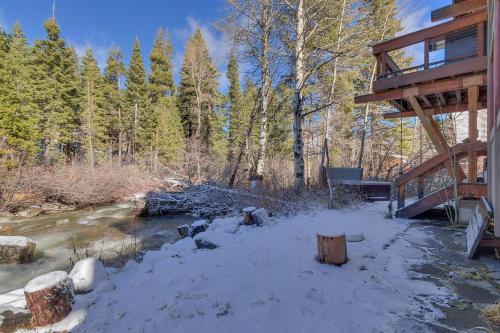 Creek Side- 4 Primary Suites, Hot Tub, Shuttle to Slopes, Pet Friendly in Alpine Meadows (CA)