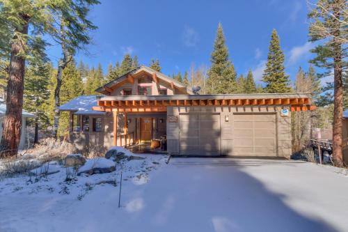 Creek Side- 4 Primary Suites, Hot Tub, Shuttle to Slopes, Pet Friendly in Alpine Meadows (CA)