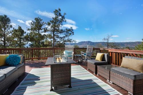 Expansive Monument Home: Hot Tub & Mountain Views! in Woodmoor (CO)