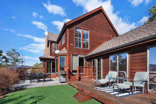 Expansive Monument Home: Hot Tub & Mountain Views! in Woodmoor (CO)