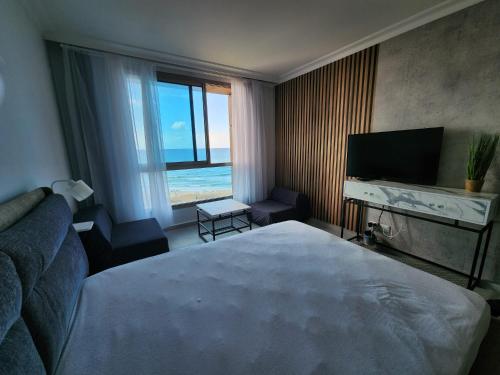 maytoro in คาร์เมล บีช ฟรอนต์