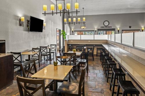 Ételek és italok, Yosemite Southgate Hotel & Suites in Oakhurst (Kalifornia)