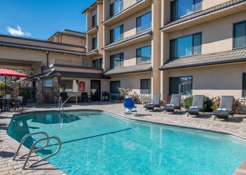 Úszómedence, Yosemite Southgate Hotel & Suites in Oakhurst (Kalifornia)