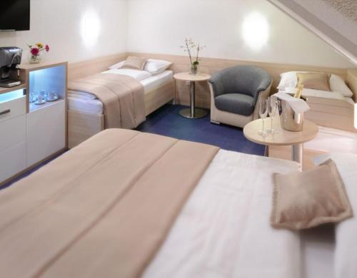 1 queen bed, 2 twin beds