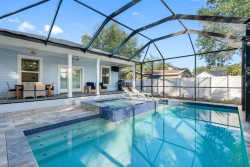 Stylish Luxury Retreat Heated Pool & Hot Tub in Tampa, USA