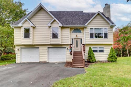Blakeslee Home with Game Room - 5 Mi to Skiing! in Blakeslee, USA