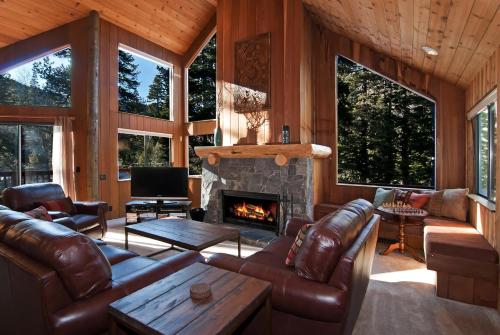 Alpine Darling- Hot Tub- Pet Friendly- 3 Minute Drive to Palisades Tahoe