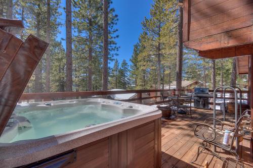 Base Camp- Hot Tub, Large Deck, Wood Fireplace, Short Drive to Ski Resorts!