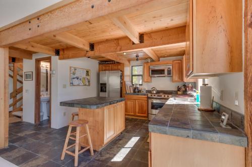 Base Camp- Hot Tub, Large Deck, Wood Fireplace, Short Drive to Ski Resorts!
